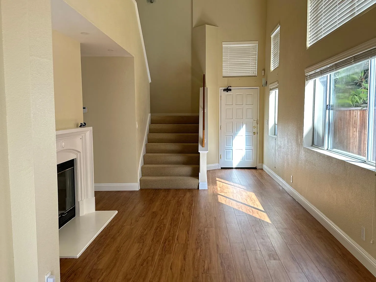 3 bed, 2.5 bath, 1615 sqft, $4,000 — Photo 3