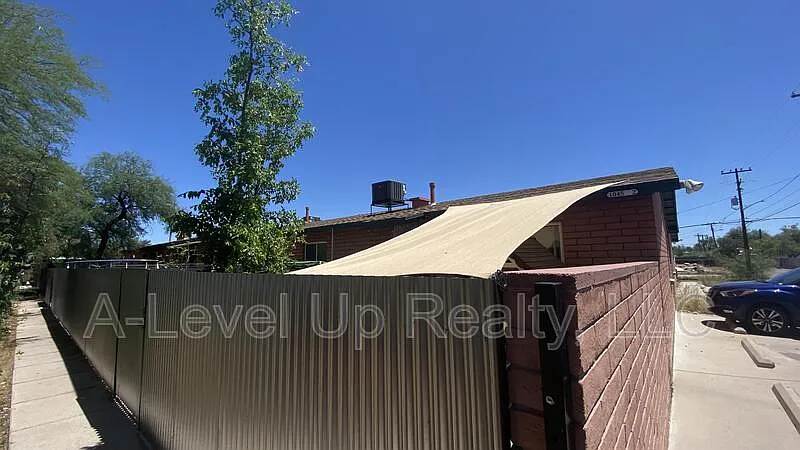 2 bed, 1.0 bath, 900 sqft, $1,200 — Photo 2