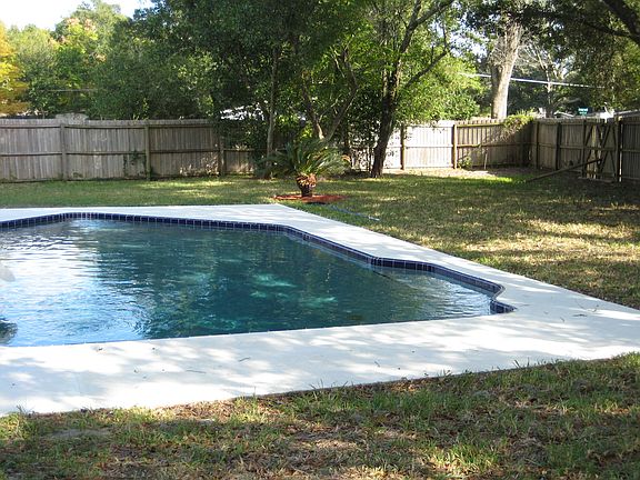4th image of 24 Carriage Hill Cir