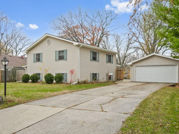 11 Knollwood Dr, Montgomery, IL 60538