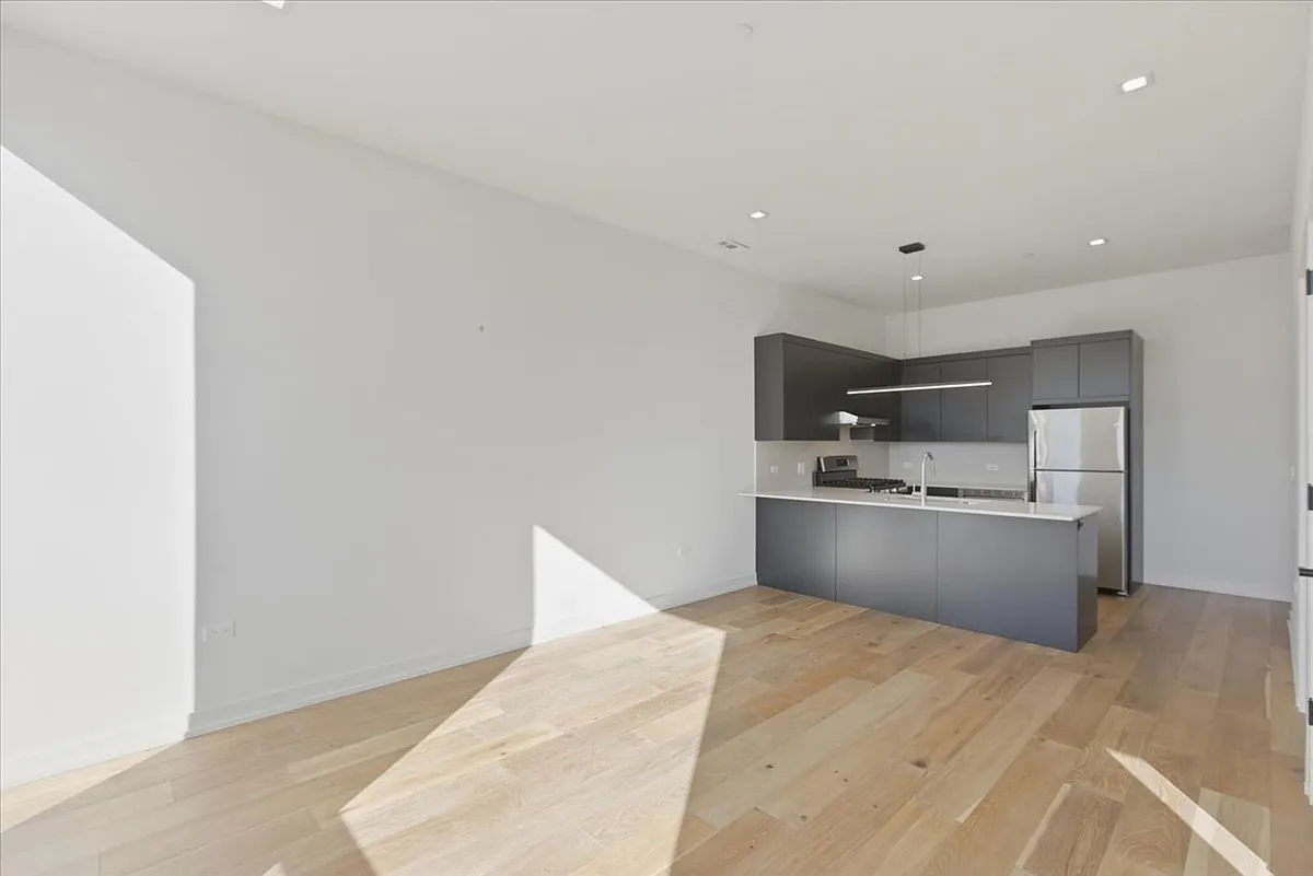 Building Photo - 4514 N Clark St #411