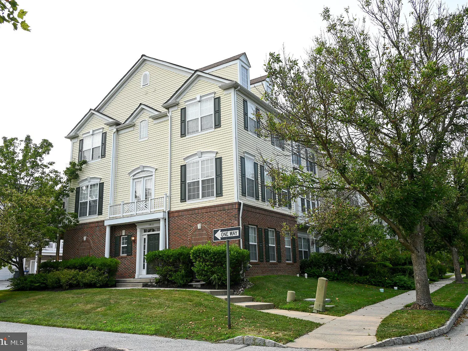 3 bed, 2.5 bath, 2080 sqft, $3,300 — Photo 1