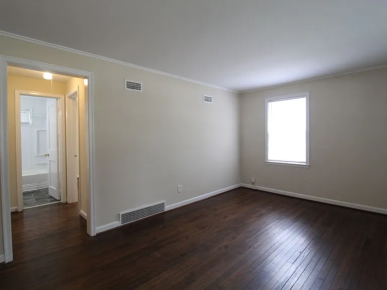 4420 S Parkway Dr — Photo 2