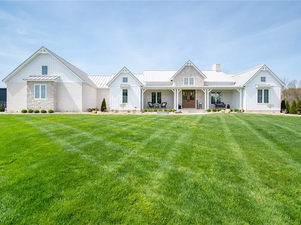 10045 White Pine Ave NE, Hartville, OH 44632