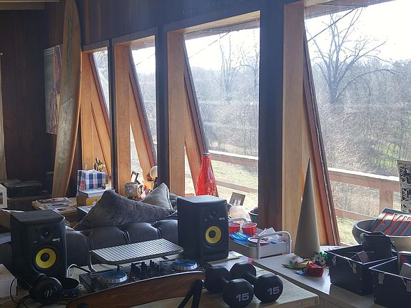 5th image of 1281 Burg St