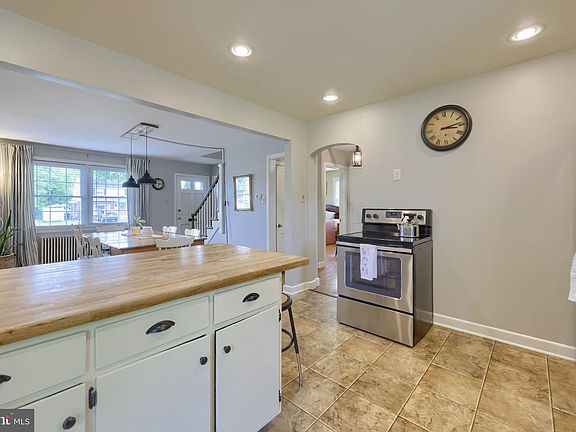 2nd image of 2033 Manor Ridge Dr