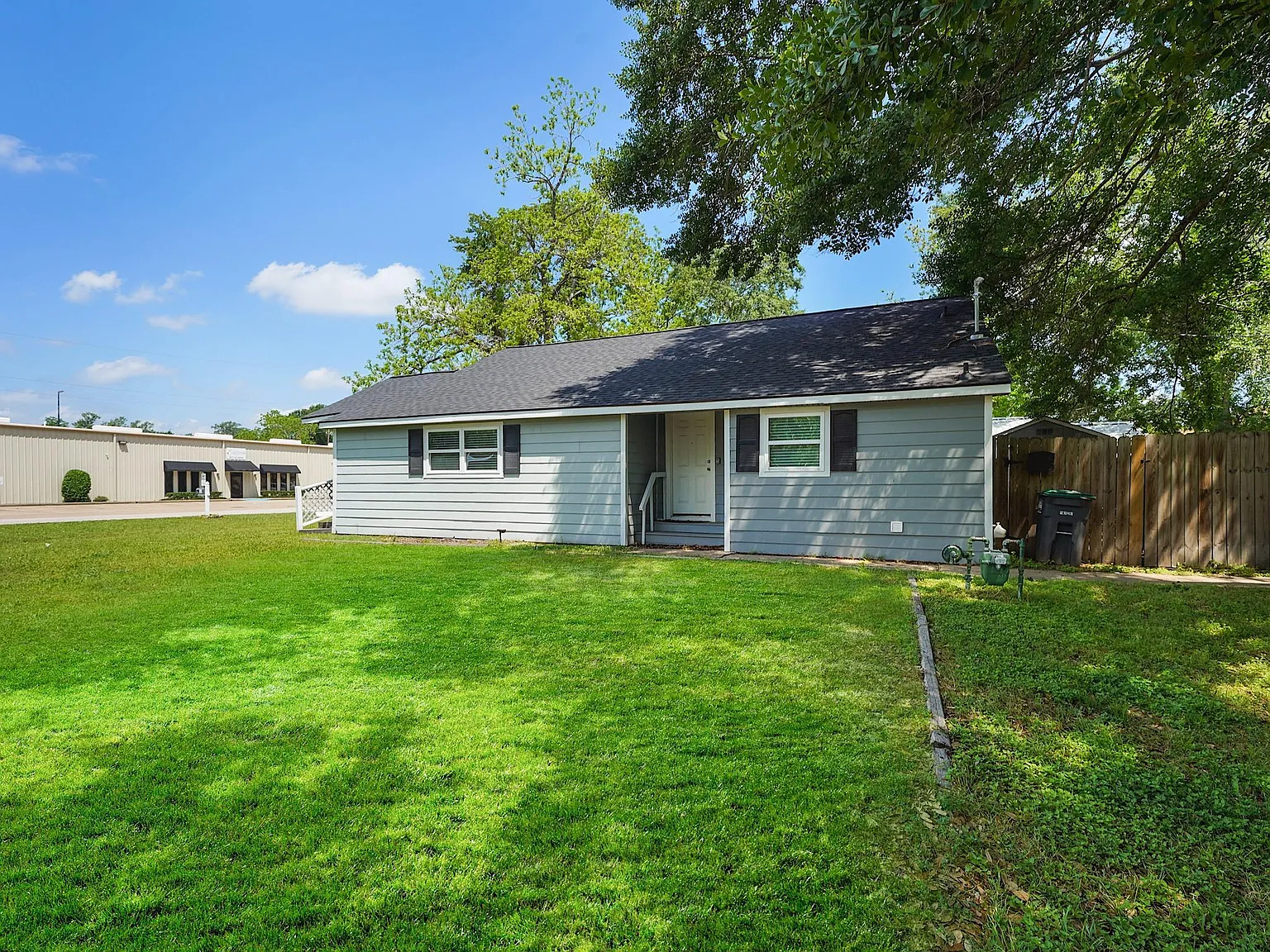 2 bed, 1.0 bath, 1187 sqft, $1,995 — Photo 3
