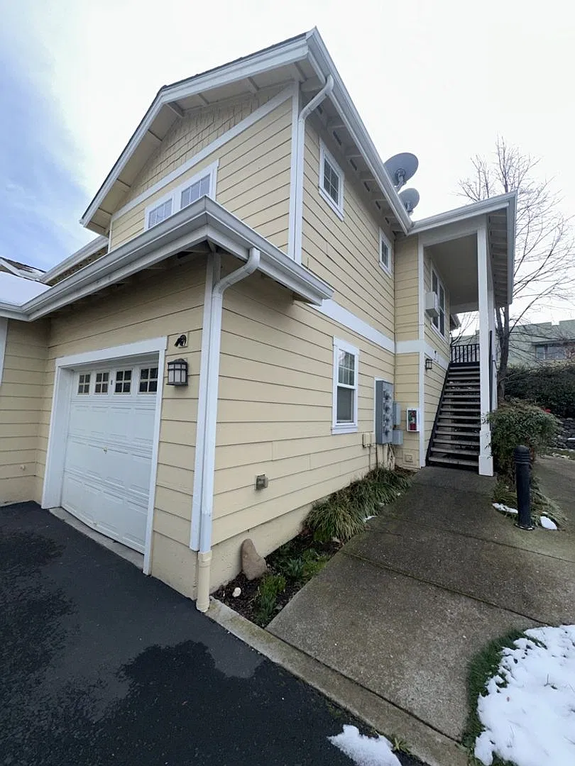 2 Bedroom 2 Bath Townhouse in Ashland — Photo 1