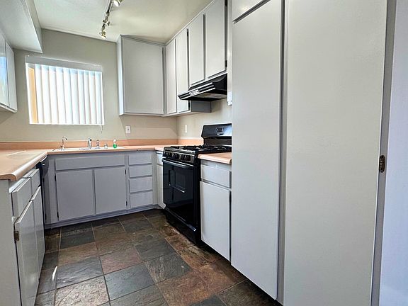 5th image of 27063 Crossglade Ave Unit 5