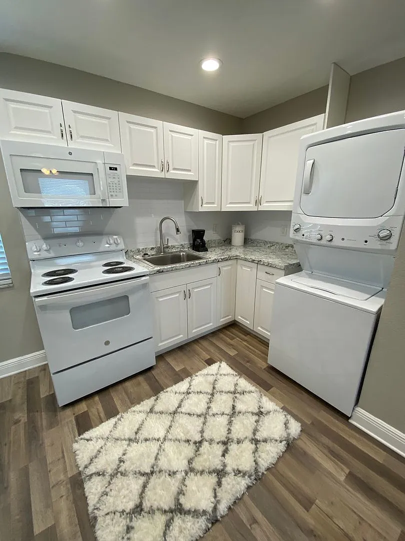 2nd Floor 2 Bedroom 1 Bath in Brandon, FL — Photo 4