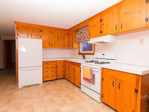 Kitchen is nice & bright