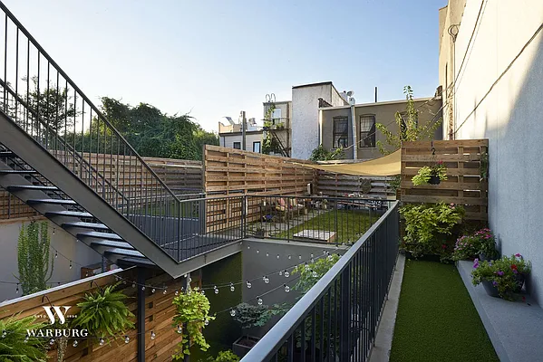 Sold by Warburg | media 22