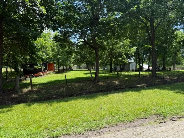 401 Paris St, Pecan Gap, TX 75469