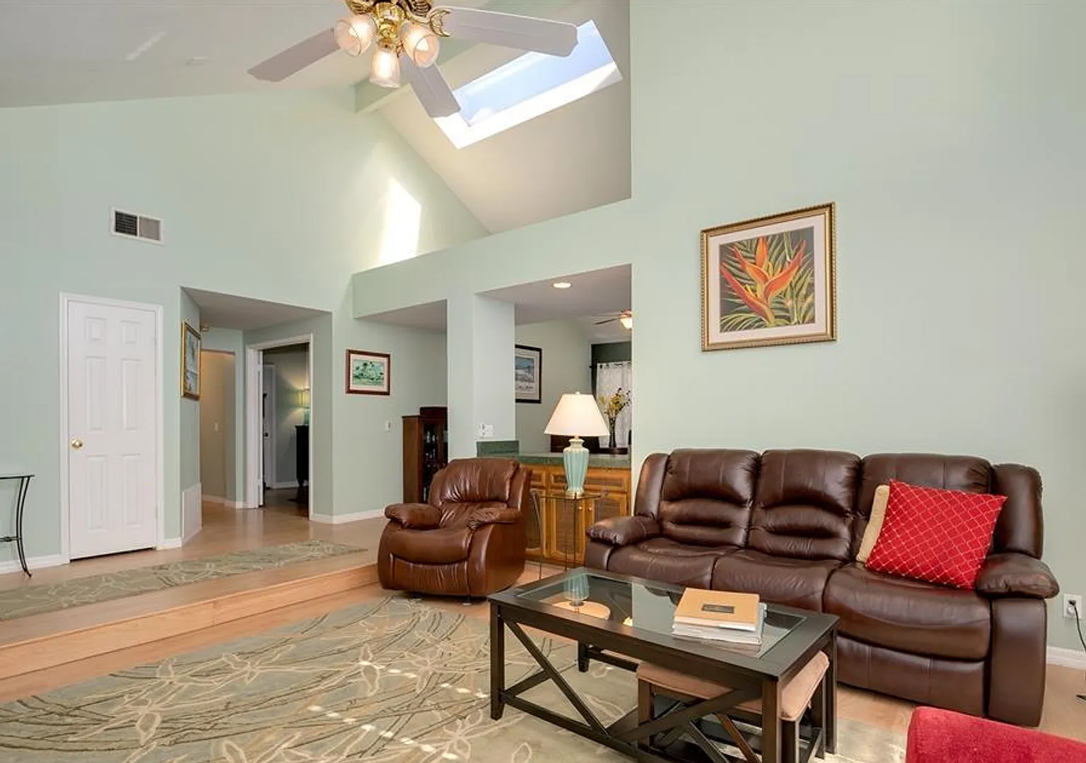 Beautiful 3-Bedroom Home Near Shadowridge Golf Course — Photo 3