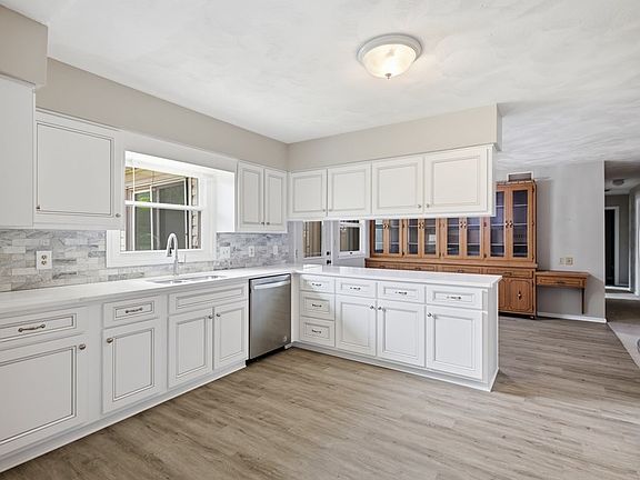 5th image of 1025 Pearce Dr