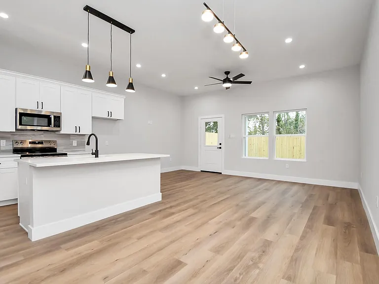 2411 Chew St — Photo 9