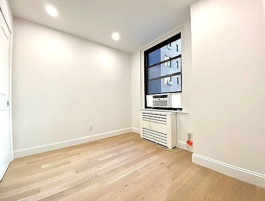 5th image of 160 E 48th St APT 14L