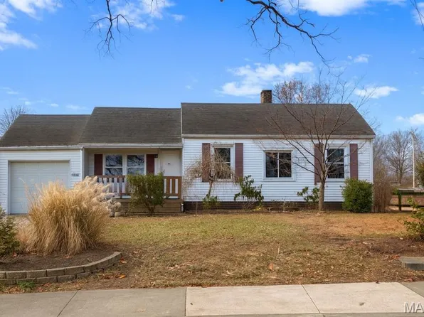 2241 Frank Scott Pkwy W, Belleville, IL 62223