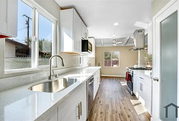 713 W Avenue H10 — Photo 3