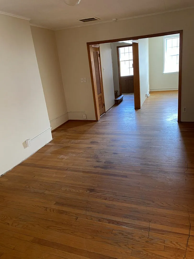 3 bed, 1.0 bath, $1,600 — Photo 3