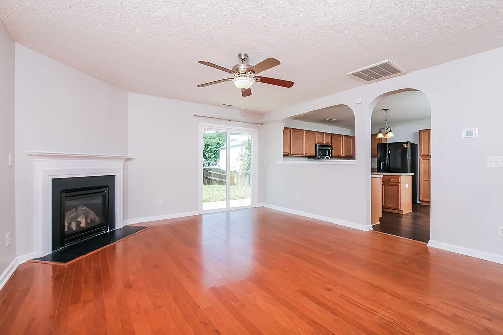 3 bed, 2.5 bath, 1662 sqft, $2,090 — Photo 4