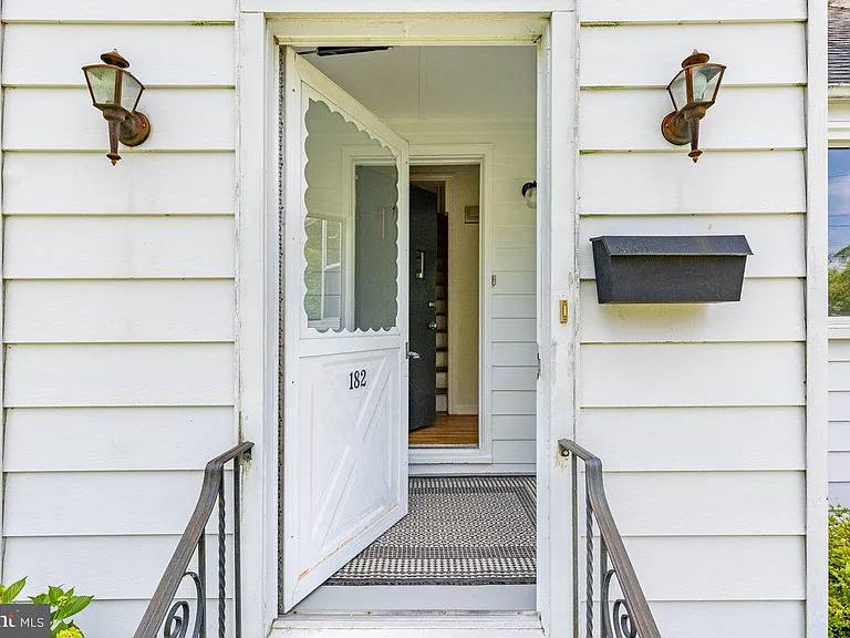 182 Linden Ln — Photo 4