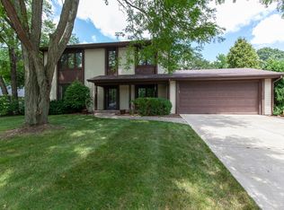 973 W Bauer Rd, Naperville, IL 60563