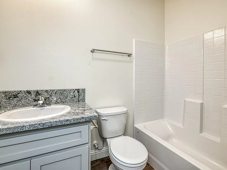 322 W 6th St #101 — Photo 5