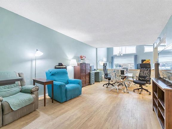 3rd image of 712 S Kingsmere Cres SW