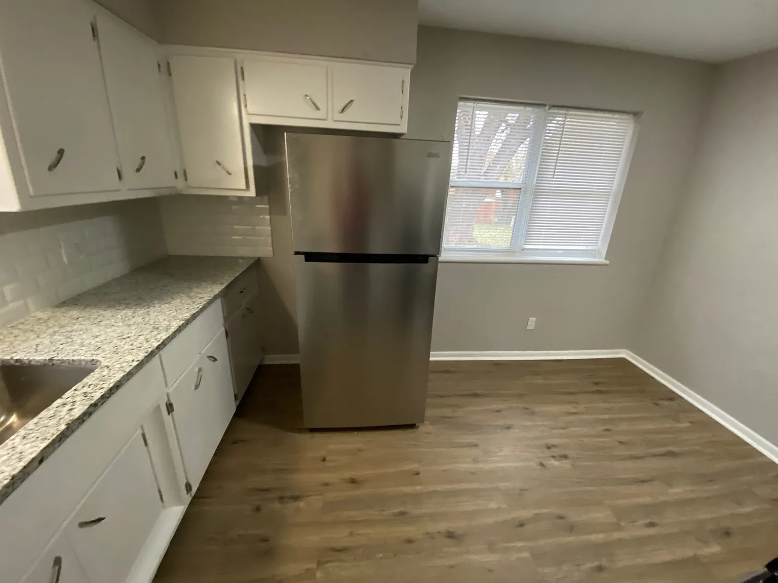 3 bed, 1.0 bath, 904 sqft, $972 — Photo 4