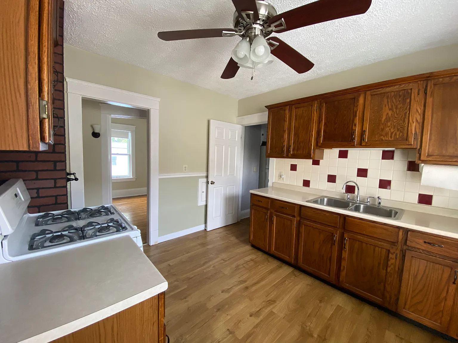 1351 Summit Ave — Photo 3