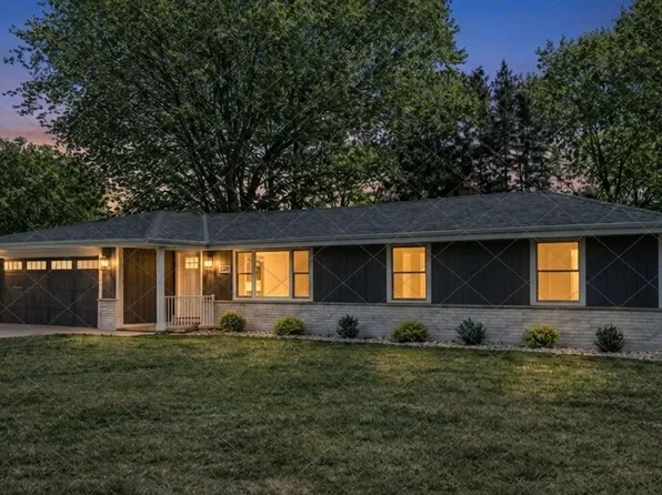 430 Arlington Dr, Delafield, WI 53018