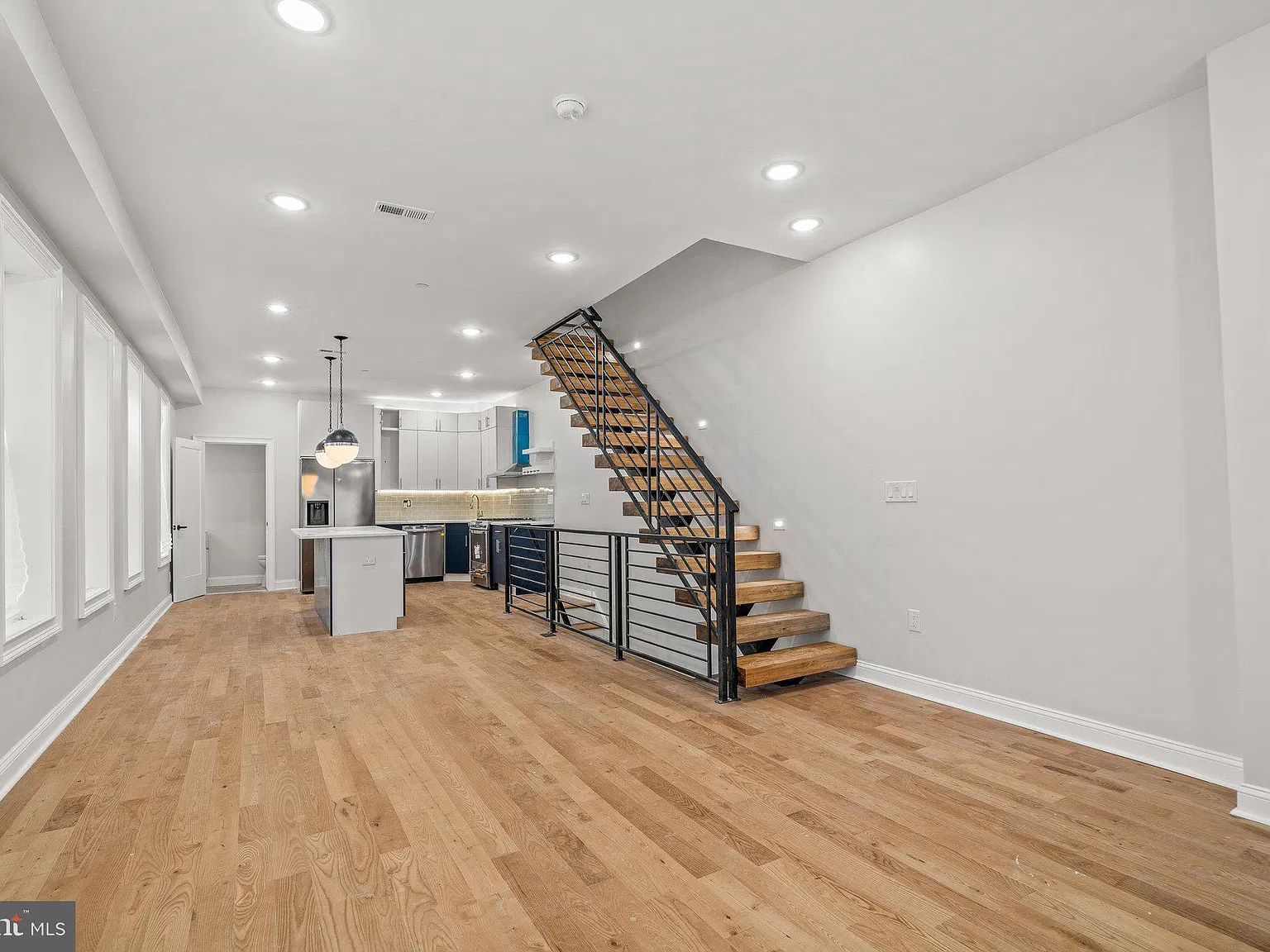 3 bed, 3.5 bath, 3072 sqft, $2,750 — Photo 2