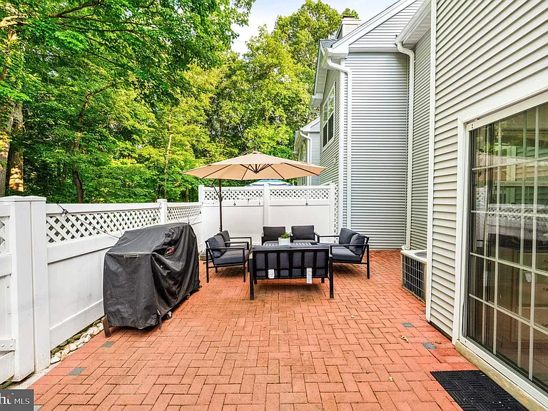 8 Henry Ct — Photo 24