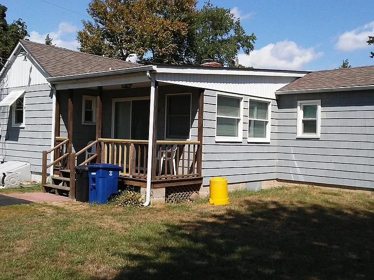 4 Henderson Ave — Photo 2