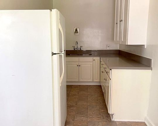 3rd image of 319 W Wilson Ave #202