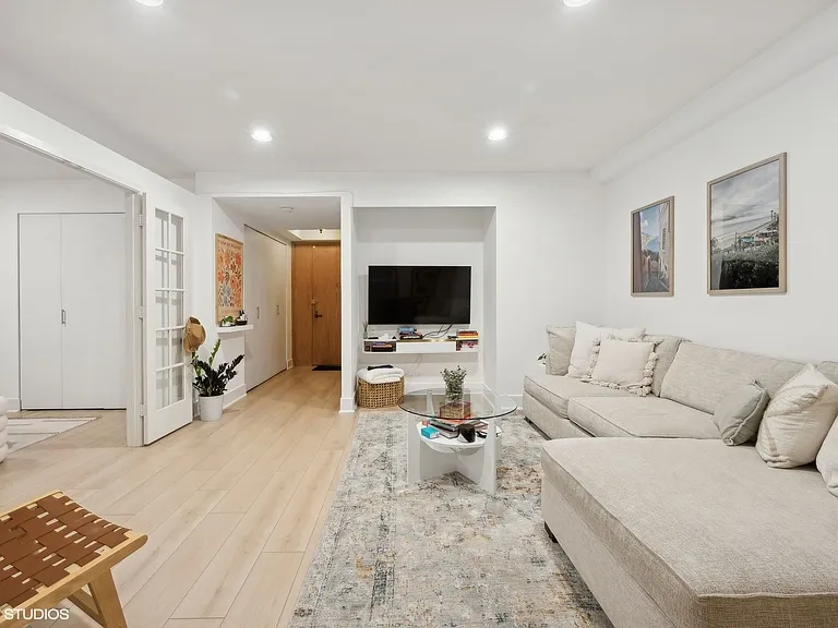 40 E Delaware Pl #705 — Photo 5