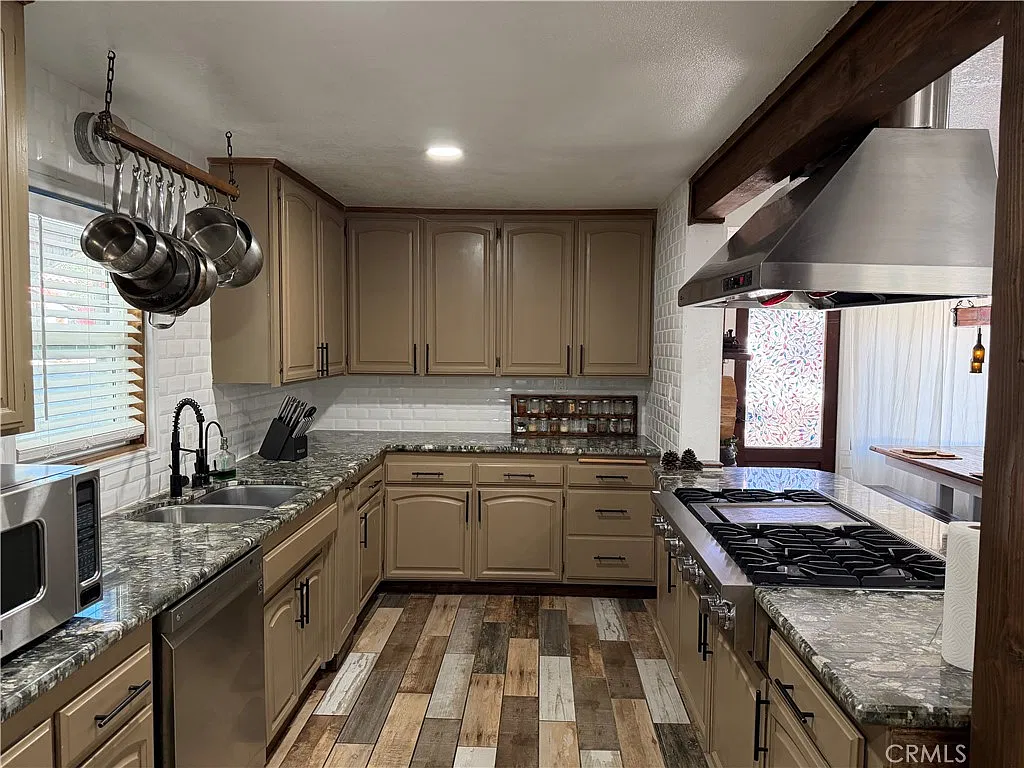 2 bed, 1368 sqft, $3,750 — Photo 1