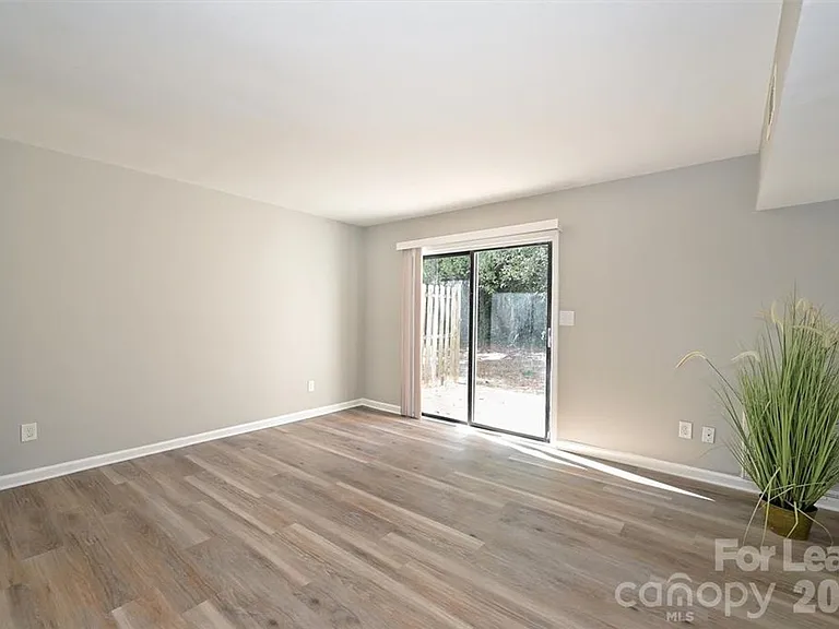 951 Hollywood St — Photo 6