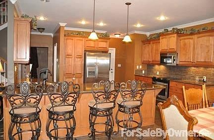 Kitchen
						:
						Quartz Countertops and stainless steel appliances.