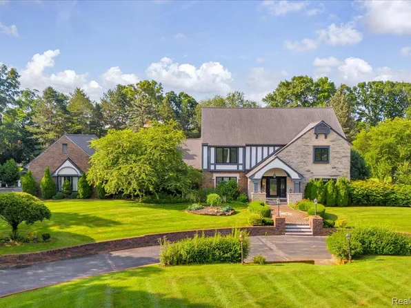 1940 Oak Pointe Dr, Rochester Hills, MI 48306