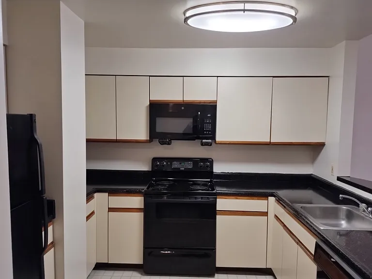 Marlboro Classic Apt & Redwood Square — Photo 74