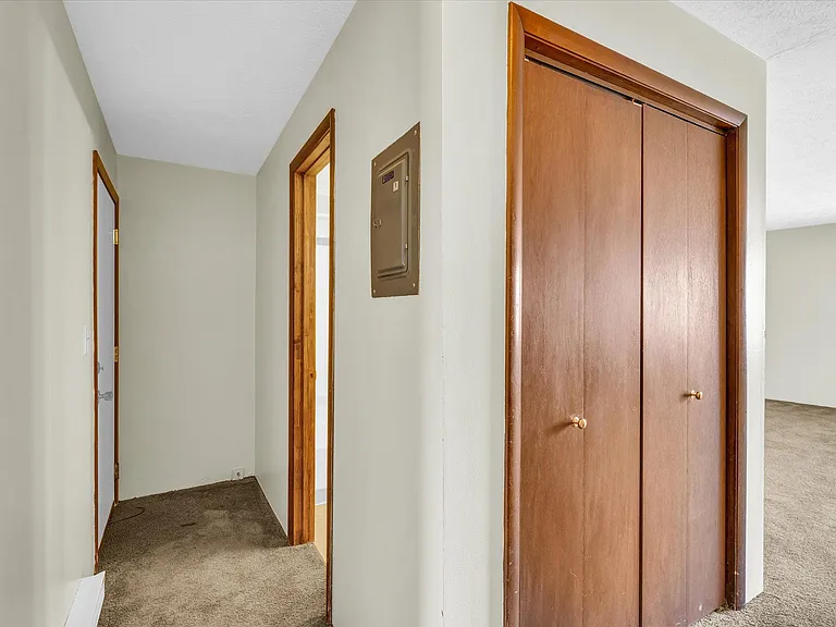 712 Arcadia Dr — Photo 3