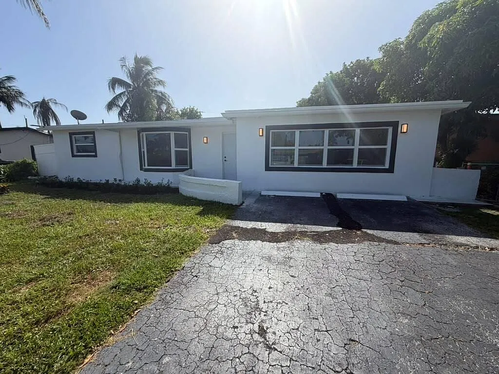 4 bed, 2.0 bath, 1700 sqft, $3,900 — Photo 1