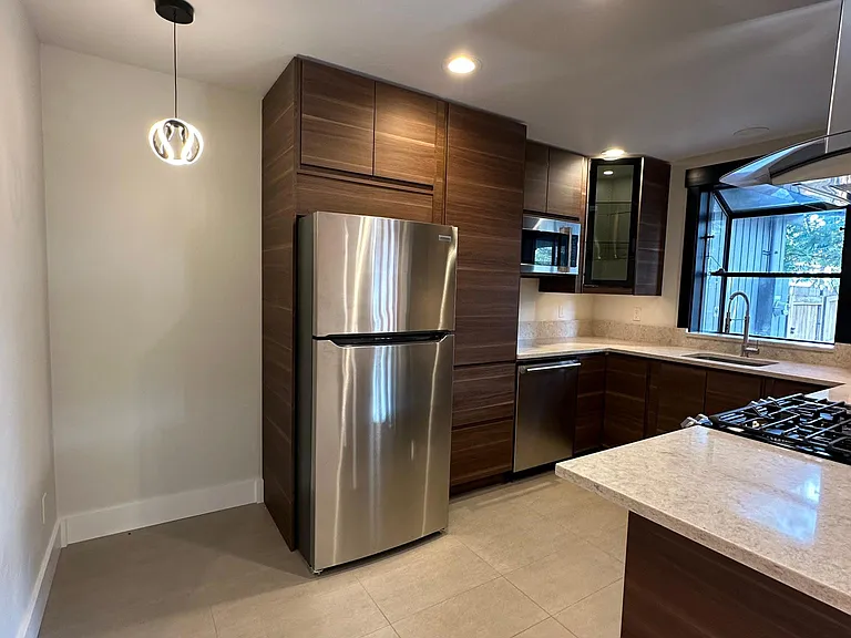 624 NE Olney Ave — Photo 11