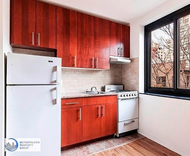 2nd image of 207 E 27th St APT 5D