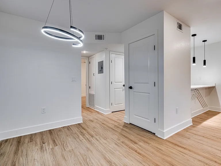 704 W 21st St #308 — Photo 8