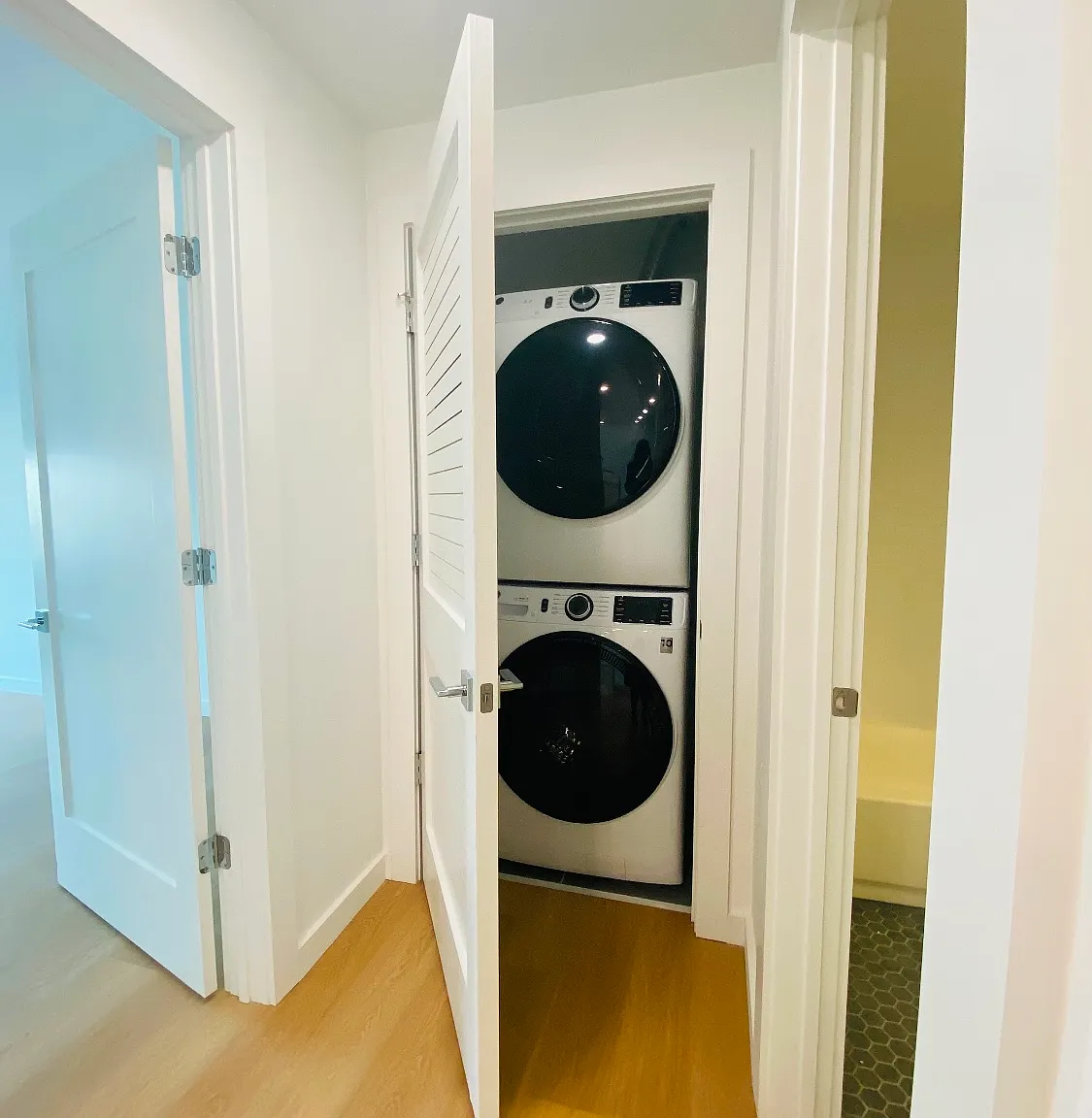 1 bed, 890 sqft, $3,950 — Photo 3
