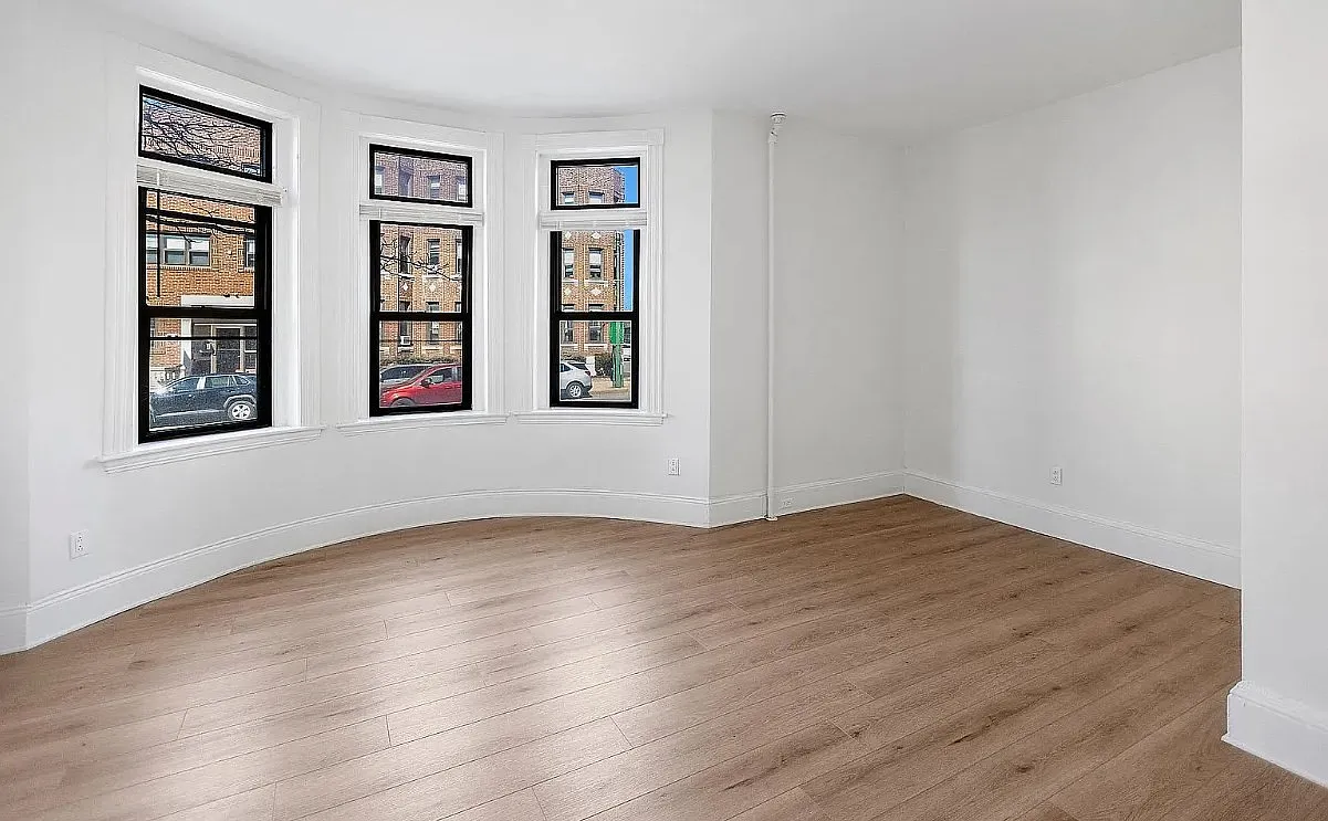 4 bed, 9999 sqft, $5,000 — Photo 2