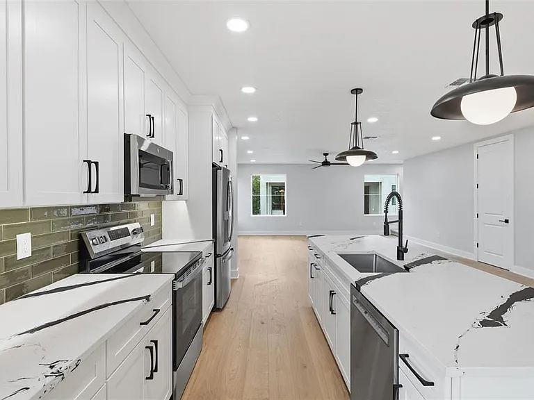 4208 W Carmen St #D — Photo 11